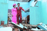 Dù nhà sập tan tành trong mùa lũ, đôi trẻ vẫn tổ chức đám cưới Dù nhà sập tan tành trong mùa lũ, đôi trẻ vẫn tổ chức đám cưới