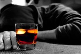 Hai người đàn ông nhậu đến chết bên bàn rượu Hai người đàn ông nhậu đến chết bên bàn rượu