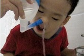 Lợi bất cập hại khi lạm dụng nước muối sinh lý vệ sinh mũi cho con Lợi bất cập hại khi lạm dụng nước muối sinh lý vệ sinh mũi cho con