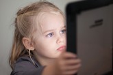 Giật mình với những nguy hiểm khi cho trẻ dùng smartphone Giật mình với những nguy hiểm khi cho trẻ dùng smartphone