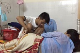Anh chồng "tuổi 20" đút cơm cho vợ đẻ, nhẹ nhàng chăm sóc con mới sinh khiến chị em xuýt xoa ao ước Anh chồng "tuổi 20" đút cơm cho vợ đẻ, nhẹ nhàng chăm sóc con mới sinh khiến chị em xuýt xoa ao ước