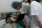 Đi đám cưới về, nam thanh niên bị đạn "hoa cải" bắn trúng mắt Đi đám cưới về, nam thanh niên bị đạn "hoa cải" bắn trúng mắt