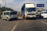 Xe tải tông xe khách văng ngang đường như phim Xe tải tông xe khách văng ngang đường như phim