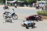 Va chạm với xe chở Chủ tịch Cà Mau, 2 nam sinh nhập viện Va chạm với xe chở Chủ tịch Cà Mau, 2 nam sinh nhập viện