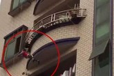 Thót tim khoảnh khắc em bé được cứu khi rơi từ ban công tầng 5 Thót tim khoảnh khắc em bé được cứu khi rơi từ ban công tầng 5