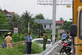 Hải Phòng: Thót tim tàu hỏa húc văng ô tô 7 chỗ xa 40 mét Hải Phòng: Thót tim tàu hỏa húc văng ô tô 7 chỗ xa 40 mét