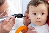Trẻ không phản ứng với tiếng động có phải bị điếc? Trẻ không phản ứng với tiếng động có phải bị điếc?