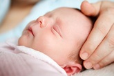 Vì sao trẻ ngủ hay giật mình? Vì sao trẻ ngủ hay giật mình?