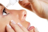 Nhỏ thuốc tra mắt như thế nào cho đúng? Nhỏ thuốc tra mắt như thế nào cho đúng?