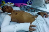 Hà Nội: Ngồi vỉa hè uống nước, một thanh niên bị 10 người truy sát Hà Nội: Ngồi vỉa hè uống nước, một thanh niên bị 10 người truy sát