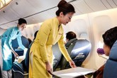 Tiếp viên hàng không bị tát xin nghỉ 3 ngày vì sốc tâm lý Tiếp viên hàng không bị tát xin nghỉ 3 ngày vì sốc tâm lý