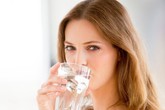 Uống thiếu nước dễ bị béo phì và mệt mỏi Uống thiếu nước dễ bị béo phì và mệt mỏi