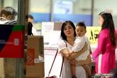 Vy Oanh lần đầu đưa con trai về Việt Nam Vy Oanh lần đầu đưa con trai về Việt Nam