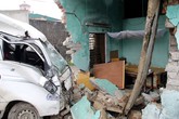 Hai bà cháu ôm nhau bỏ chạy khi bị xe tải đâm sập nhà Hai bà cháu ôm nhau bỏ chạy khi bị xe tải đâm sập nhà