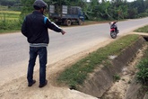Xót xa bà ngoại vứt thi thể cháu bé sơ sinh bên lề đường ở Quảng Nam Xót xa bà ngoại vứt thi thể cháu bé sơ sinh bên lề đường ở Quảng Nam