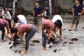 Bị lột đồ, đánh ghen kinh hoàng giữa đường, đôi tình nhân rủ nhau bỏ trốn Bị lột đồ, đánh ghen kinh hoàng giữa đường, đôi tình nhân rủ nhau bỏ trốn