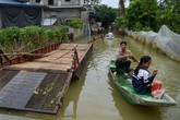 Hà Nội: Người dân thiếu nước sạch sau sự cố vỡ đê Bùi 2 Hà Nội: Người dân thiếu nước sạch sau sự cố vỡ đê Bùi 2