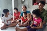 Nghẹn lòng cảnh 4 trẻ nhỏ lo chỗ trú mưa cho mẹ và em trai đã mất Nghẹn lòng cảnh 4 trẻ nhỏ lo chỗ trú mưa cho mẹ và em trai đã mất