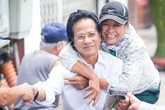 Xúc động khoảnh khắc Chế Linh ngồi trà đá vỉa hè, người bán hàng rong nhận ra và ôm chặt Xúc động khoảnh khắc Chế Linh ngồi trà đá vỉa hè, người bán hàng rong nhận ra và ôm chặt