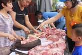 Thịt ngon, rẻ, người Hà Nội "vác" cả chục cân về ăn dần Thịt ngon, rẻ, người Hà Nội "vác" cả chục cân về ăn dần
