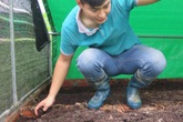 Đẹp trai, học giỏi, nhà giàu, 9X khiến bố mẹ sốc khi bỏ việc về làm...nông dân Đẹp trai, học giỏi, nhà giàu, 9X khiến bố mẹ sốc khi bỏ việc về làm...nông dân