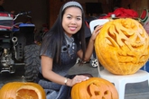 Mẹ Việt ở Canada trang trí Halloween cực chất bằng bí ngô siêu khủng nhà trồng Mẹ Việt ở Canada trang trí Halloween cực chất bằng bí ngô siêu khủng nhà trồng