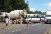 Ôtô khách chở 13 người đâm xe bồn, tài xế tử vong Ôtô khách chở 13 người đâm xe bồn, tài xế tử vong
