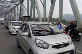 Người dân tiếp tục đưa xe ô tô ra cầu Bến Thủy phản đối Người dân tiếp tục đưa xe ô tô ra cầu Bến Thủy phản đối