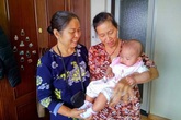 Hà Nội: Xôn xao bé gái gần 6 tháng tuổi bất ngờ bỏ rơi tại tầng 9 chung cư Hà Nội: Xôn xao bé gái gần 6 tháng tuổi bất ngờ bỏ rơi tại tầng 9 chung cư