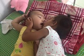Xót xa em bé bụ bẫm, đáng yêu nhưng không thể ngóc được cổ lên Xót xa em bé bụ bẫm, đáng yêu nhưng không thể ngóc được cổ lên