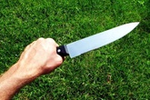 Mẹ đâm chết chủ nợ vì con trai bị dọa giết Mẹ đâm chết chủ nợ vì con trai bị dọa giết