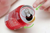 Vòng tròn trên nắp lon nước ngọt hầu hết người Việt không biết công dụng Vòng tròn trên nắp lon nước ngọt hầu hết người Việt không biết công dụng