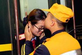 Chuyện tình cảm động của cặp đôi 9x trên đường tàu Chuyện tình cảm động của cặp đôi 9x trên đường tàu