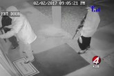 Người phụ nữ vờ cầu cứu để đồng bọn lao vào nhà cướp Người phụ nữ vờ cầu cứu để đồng bọn lao vào nhà cướp