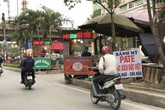 Xe đẩy bánh mì vỉa hè: Bán đều quanh năm, thu đủ tiền tỷ Xe đẩy bánh mì vỉa hè: Bán đều quanh năm, thu đủ tiền tỷ