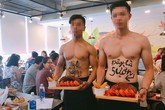 Trai đẹp cơ bắp, cởi trần bán hàng ở Hà Nội Trai đẹp cơ bắp, cởi trần bán hàng ở Hà Nội