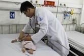 Bé 8 tháng tuổi suýt chết vì xử trí sai cách của mẹ Bé 8 tháng tuổi suýt chết vì xử trí sai cách của mẹ