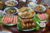 Mâm cỗ cúng 'cô hồn' 5 triệu, chị em công sở xuống tiền ngay Mâm cỗ cúng 'cô hồn' 5 triệu, chị em công sở xuống tiền ngay
