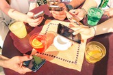 Nhà hàng giảm giá ‘không dùng điện thoại khi ăn’, khách phản ứng khó hiểu Nhà hàng giảm giá ‘không dùng điện thoại khi ăn’, khách phản ứng khó hiểu