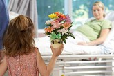 Người Mỹ thăm nhau tặng hoa, người Việt tặng phong bì Người Mỹ thăm nhau tặng hoa, người Việt tặng phong bì