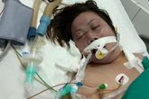 Phút rối lòng của cậu bé mồ côi cha có mẹ đang nguy kịch: "Mẹ ơi, cố lên!" Phút rối lòng của cậu bé mồ côi cha có mẹ đang nguy kịch: "Mẹ ơi, cố lên!"