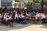 Hải Phòng: Phụ huynh học sinh trường THPT Lê Hồng Phong cùng con đến trường. Hải Phòng: Phụ huynh học sinh trường THPT Lê Hồng Phong cùng con đến trường.