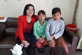 Gia cảnh xót xa của hai bé gái người Mông mồ côi cha Gia cảnh xót xa của hai bé gái người Mông mồ côi cha