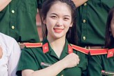 Cô giáo Quốc phòng “vạn người mê” được học trò chăm sóc từng li từng tí Cô giáo Quốc phòng “vạn người mê” được học trò chăm sóc từng li từng tí