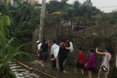Chú rể bế cô dâu trong nước lũ Chú rể bế cô dâu trong nước lũ
