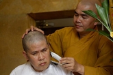 Đau đớn tột cùng, Phước Sang xuống tóc khi ba qua đời Đau đớn tột cùng, Phước Sang xuống tóc khi ba qua đời