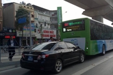 Hà Nội: Xe biển xanh lấn làn, đâm thẳng vào đuôi buýt nhanh BRT Hà Nội: Xe biển xanh lấn làn, đâm thẳng vào đuôi buýt nhanh BRT