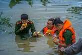 Những chiến sỹ công an ngâm mình trong nước lũ đẹp lay động lòng người Những chiến sỹ công an ngâm mình trong nước lũ đẹp lay động lòng người