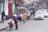 Hà Nội sau một tháng "đòi" vỉa hè: Người đi bộ vẫn bị đẩy xuống lòng đường Hà Nội sau một tháng "đòi" vỉa hè: Người đi bộ vẫn bị đẩy xuống lòng đường