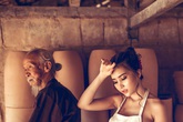 Hai cô gái uốn éo trước mặt một cụ già là tục tĩu và vô luân! Hai cô gái uốn éo trước mặt một cụ già là tục tĩu và vô luân!